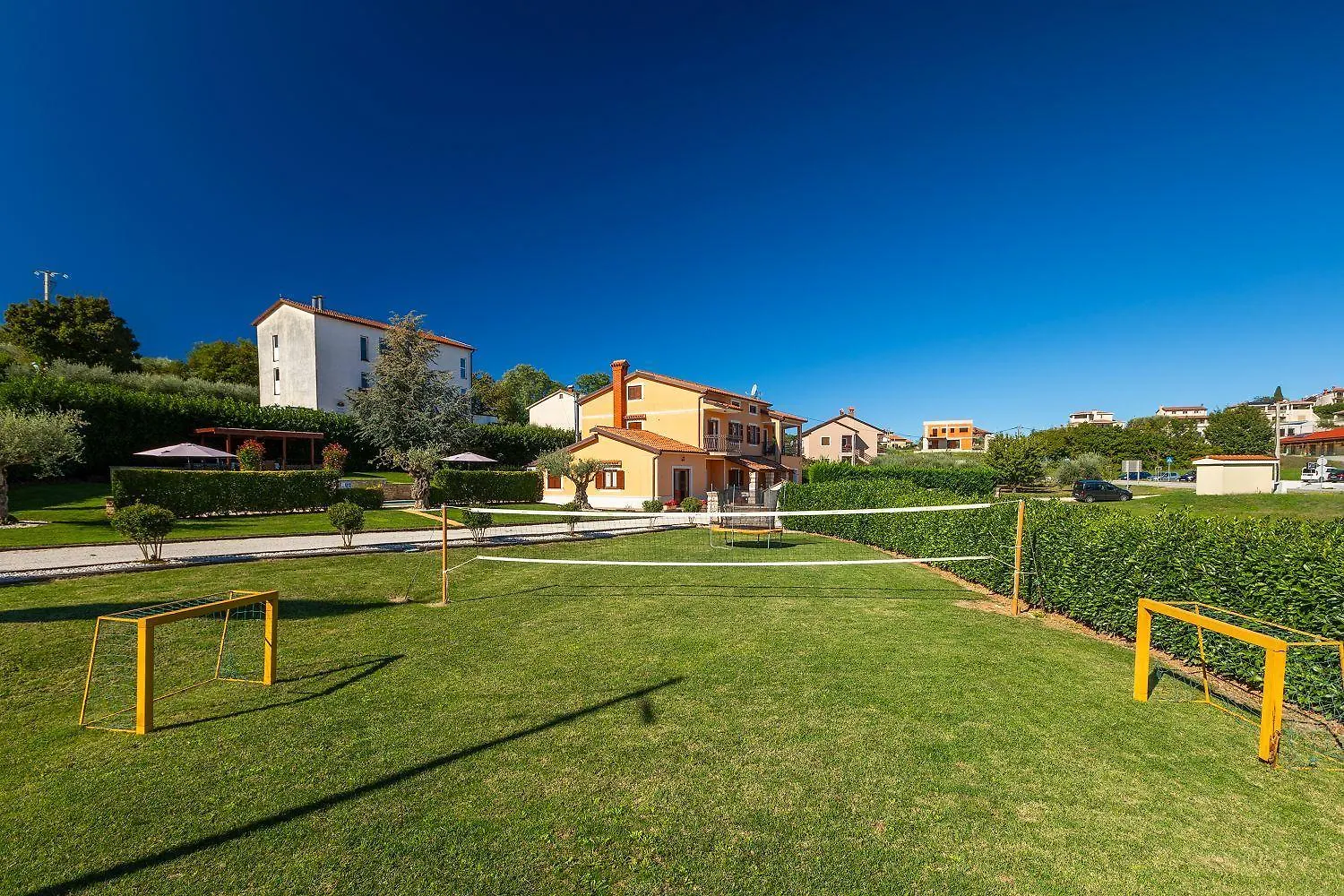 Feriehus Faszinierendes Ferienhaus Mit Privatpool, Volleyballfeld, Fussballplatz, Trampolin Beim Bekannten Radweg Parenzana Vižinada Kroatien