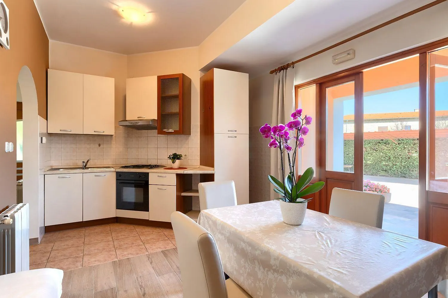 Feriehus Faszinierendes Ferienhaus Mit Privatpool, Volleyballfeld, Fussballplatz, Trampolin Beim Bekannten Radweg Parenzana Vižinada