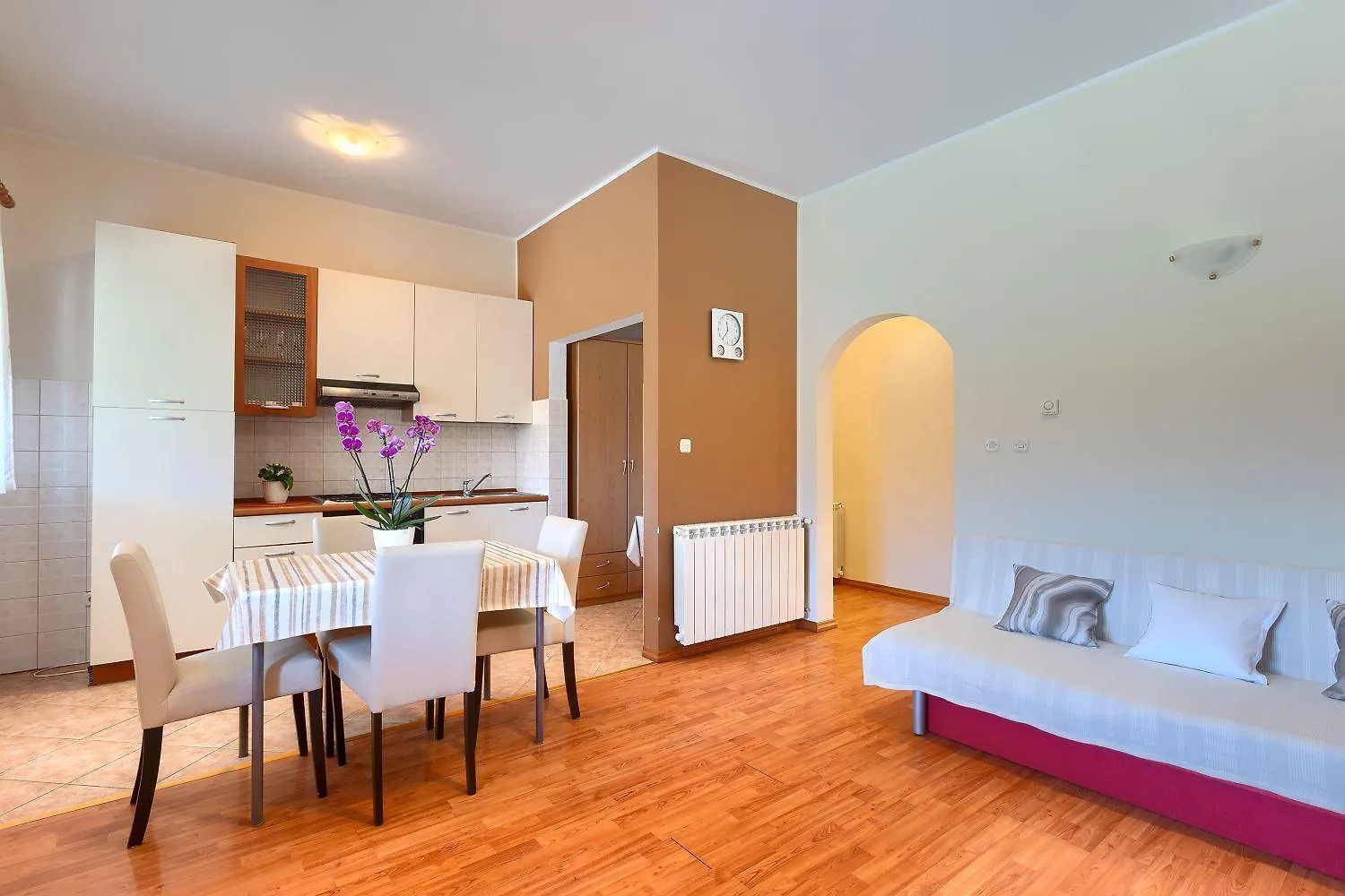 Faszinierendes Ferienhaus Mit Privatpool, Volleyballfeld, Fussballplatz, Trampolin Beim Bekannten Radweg Parenzana Vižinada Kroatien