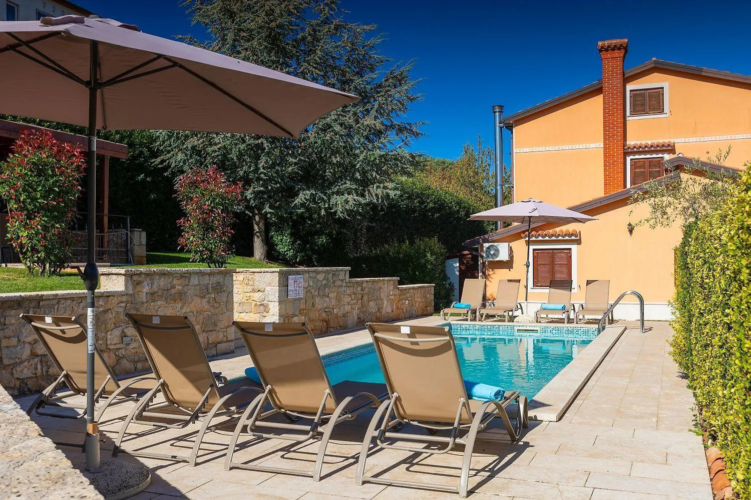 Faszinierendes Ferienhaus Mit Privatpool, Volleyballfeld, Fussballplatz, Trampolin Beim Bekannten Radweg Parenzana Vižinada 0*,  Kroatien