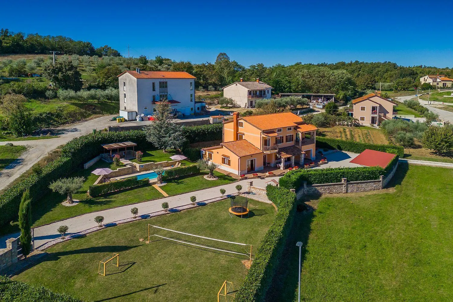 Feriehus Faszinierendes Ferienhaus Mit Privatpool, Volleyballfeld, Fussballplatz, Trampolin Beim Bekannten Radweg Parenzana Vižinada