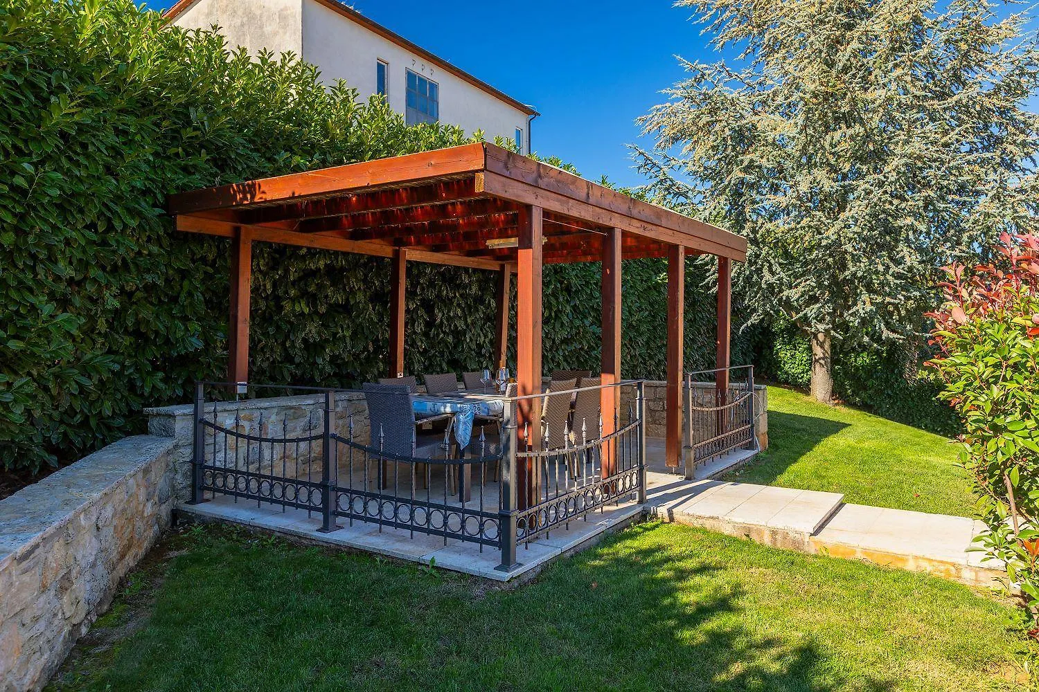 Faszinierendes Ferienhaus Mit Privatpool, Volleyballfeld, Fussballplatz, Trampolin Beim Bekannten Radweg Parenzana Vižinada Kroatien
