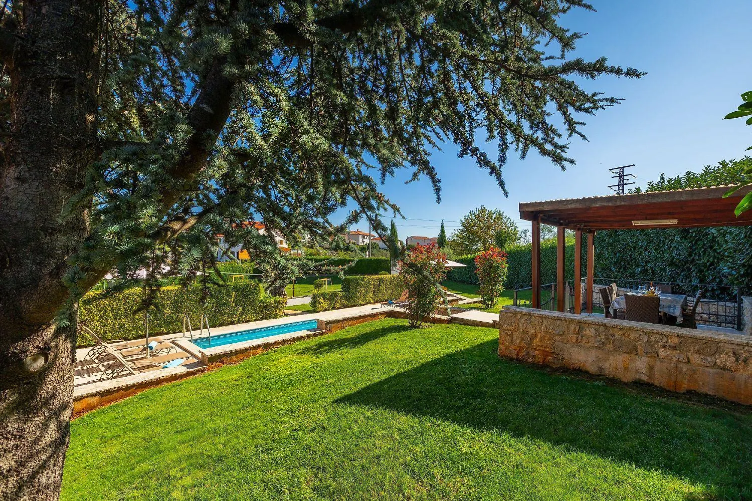 Faszinierendes Ferienhaus Mit Privatpool, Volleyballfeld, Fussballplatz, Trampolin Beim Bekannten Radweg Parenzana Vižinada